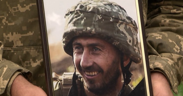 Під Херсоном попрощалися з морпіхом ЗСУ, який загинув під час обстрілу на Донбасі: фото і відео