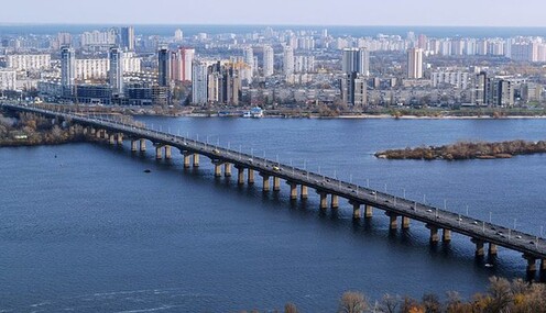 У Києві заявили про загрозу вибуху на мосту Патона, рух зупинився: фото