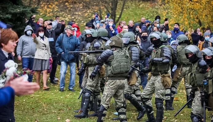 У Мінську силовики застосували проти мітингувальників гранати, чути стрілянину: фото і відео