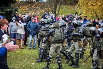 У Мінську силовики застосували проти мітингувальників гранати, чути стрілянину: фото і відео