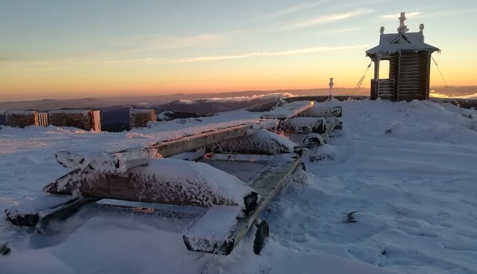 Українські Карпати засипало снігом: з'явилися яскраві фото та відео