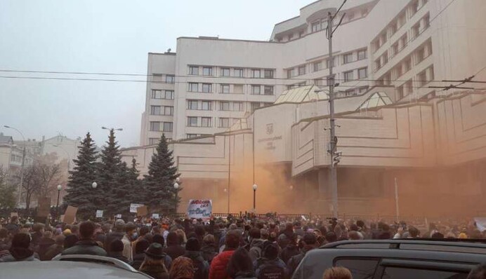 Конституційний суд зробив цікаву покупку після акцій протесту: мережа вибухнула жартами