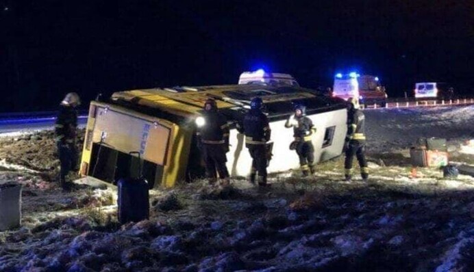 Під Одесою евакуатор з автобусом потрапив в серйозну лобову ДТП з фурою: відео