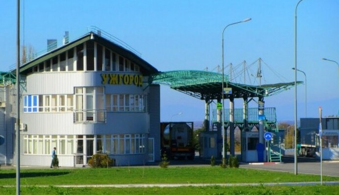 Ще одна країна-сусідка закриває кордон з Україною