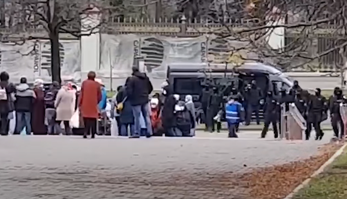 В Минске на акции протеста задержали свыше 30 врачей: видео