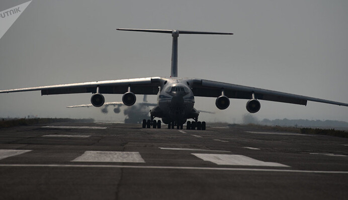 До Вірменії прибули літаки з російськими миротворцями і бронетехнікою: відео