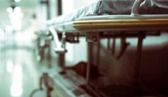 Під Києвом лікарі відмовилися допомогти жінці і вона померла біля стін лікарні: відео та деталі страшної історії