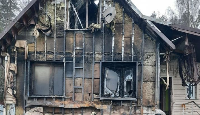 У Білорусі спалили дачу академіка, який підтримав протести - залишили записку і закривавлену ляльку: фото