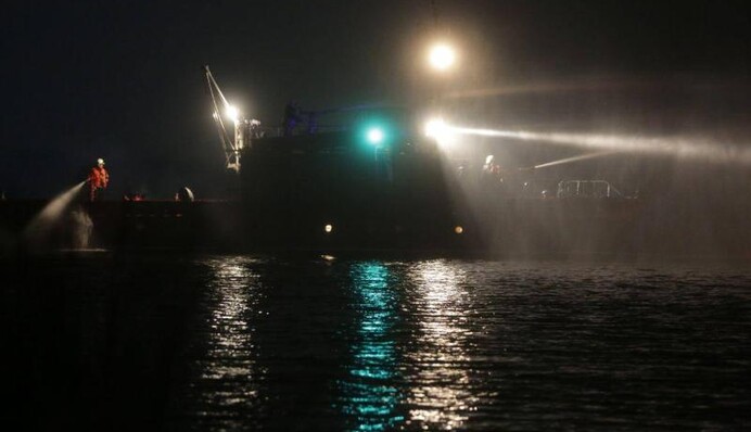 Вечірка - вогонь: в Києві вночі горіла яхта, фото і відео