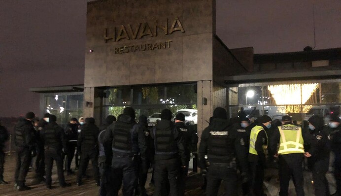 Выломали двери и уложили лицом на пол: в Киеве жестко "наказали" нарушителей карантина, видео