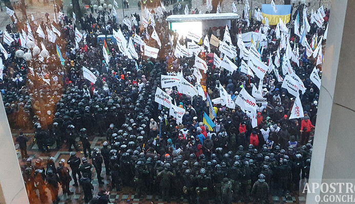 Депутатів і журналістів виводять з Ради підземними коридорами: ексклюзивне відео