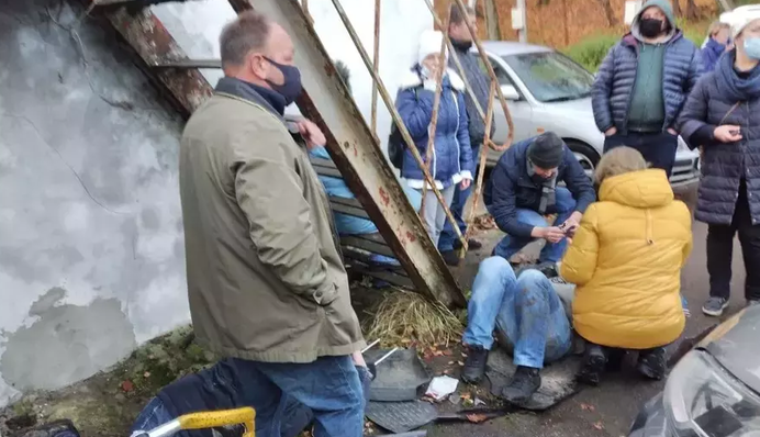 В России авто влетело в толпу пешеходов: люди едва не устроили самосуд над водителем, видео