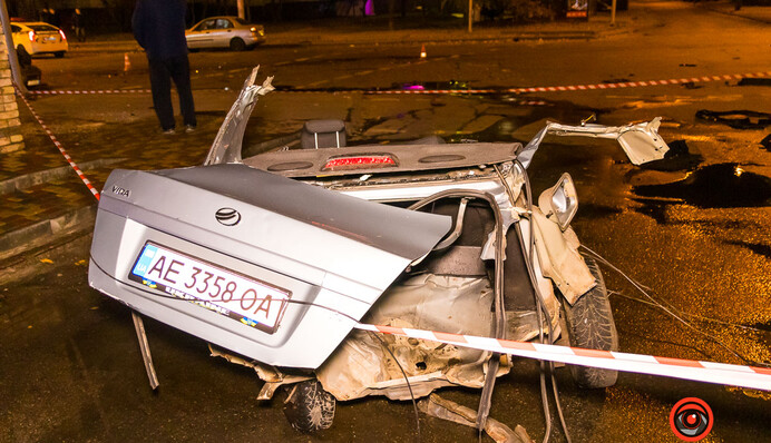 У Дніпрі в страшній ДТП автомобіль таксі розірвало на частини: фото і відео з місця