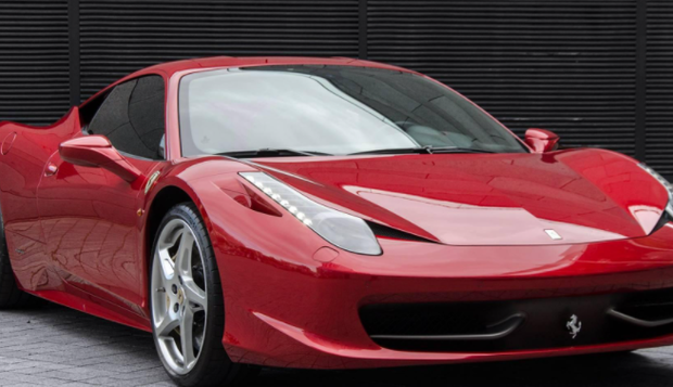 В Киеве роскошный суперкар за 9 млн присыпало снегом: фото