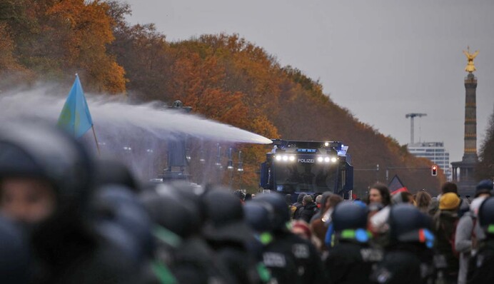 Поліція застосувала водомети і газ на масовій акції проти карантину в Берліні: фото і відео