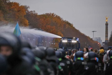 Полиция применила водометы и газ на массовой акции против карантина в Берлине: фото и видео