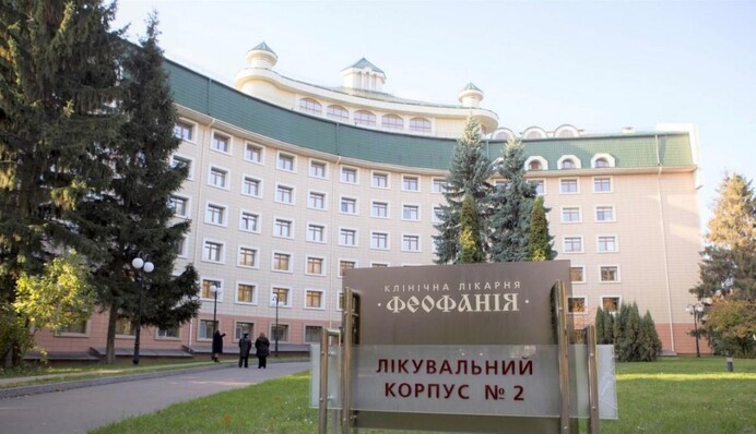 "Золотые" папки, театральные кресла и бензопила: на что тратит "Феофания" деньги украинцев