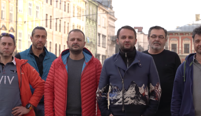 Львовские рестораторы сняли штаны и обратились к властям из-за карантина: 