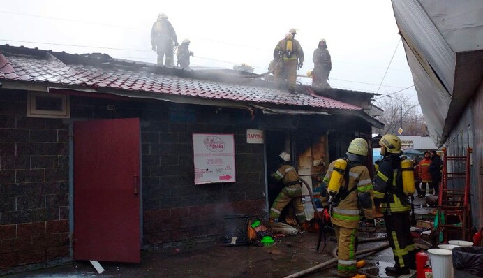 У Києві сталася масштабна пожежа на ринку: фото і відео