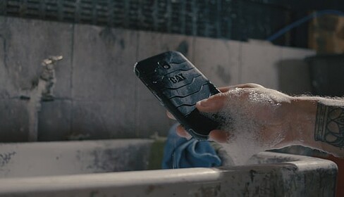 У Британії створили перший в світі антибактеріальний телефон, який 