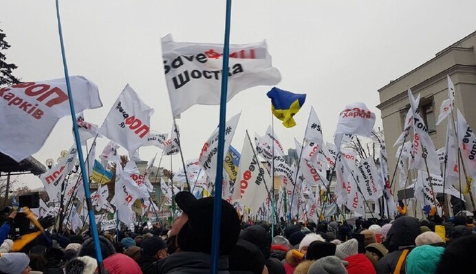 Під Радою підприємці влаштували пікет, до будівлі стягують силовиків: фото