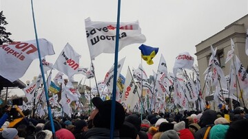 Под Радой  предприниматели устроили пикет, к зданию стягивают силовиков: фото