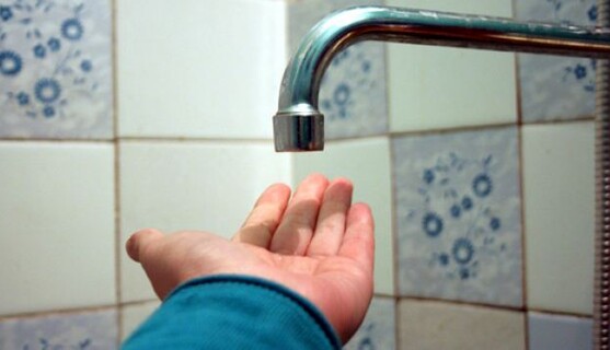 З кранів тече 