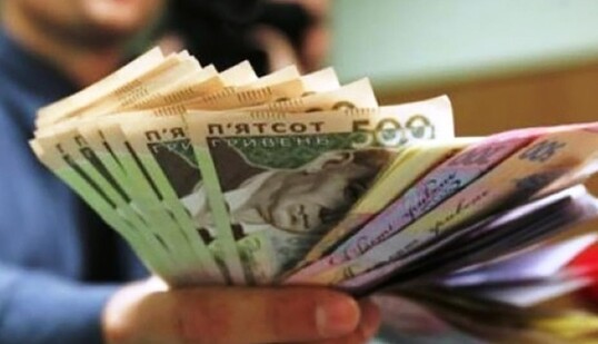 Діра в бюджеті розростається: де уряд візьме гроші на пенсії та зарплати