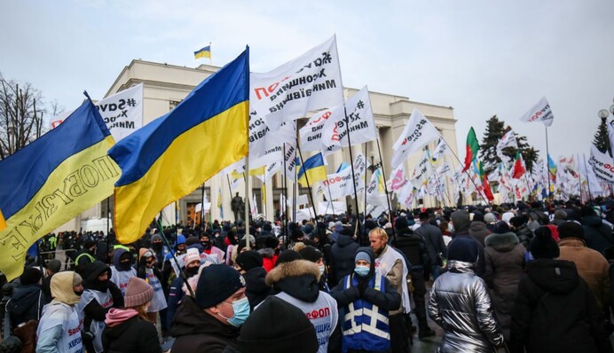 Под стенами Рады начались столкновения митингующих с полицией: видео