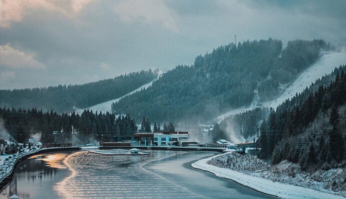 Украинские Карпаты засыпало снегом, ударил сильный мороз: появились сказочные фото