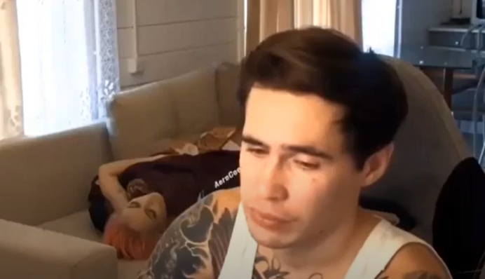 Выгнал на улицу без одежды: в России блогер вел стрим, пока его подруга умирала, фото и видео
