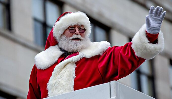 Более 150 Санта Клаусов устроили 