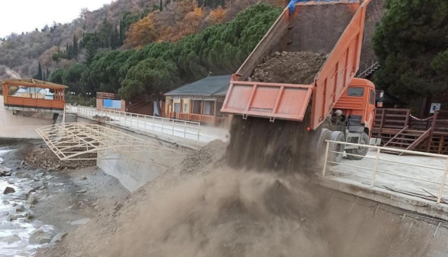 В оккупированном Крыму популярный пляж превратили в свалку: печальные фото