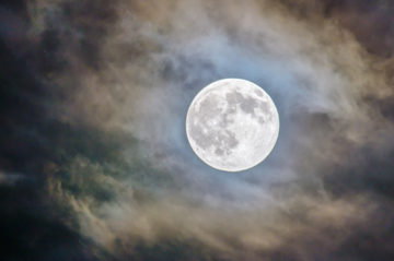 Вчені змоделювали процес "народження" Місяця - розпечена куля виникла після вибуху: відео