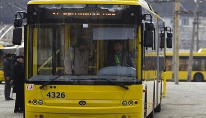 У Києві чоловік з собакою напав на водія тролейбуса: нові подробиці і відео інциденту