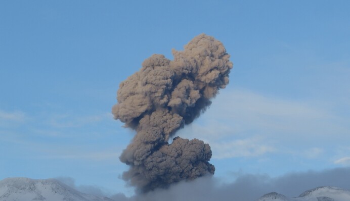 Вулкан на Курилах викинув стовп попелу на 3 км, все навколо затягнуло 