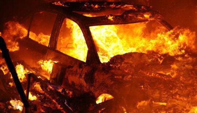 В Киеве авто депутата облили бензином и подожгли: появились подробности