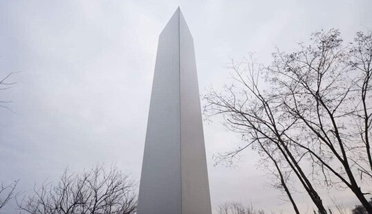 У Києві на горі знайшли таємничий моноліт, соцмережі вибухнули жартами: фото