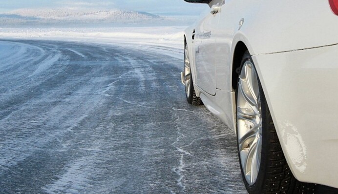 Как вести себя на дороге при гололеде: в МВД дали важные рекомендации водителям