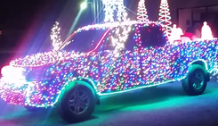 Немов новорічна ялинка: на вулиці Києва помітили незвичайний автомобіль