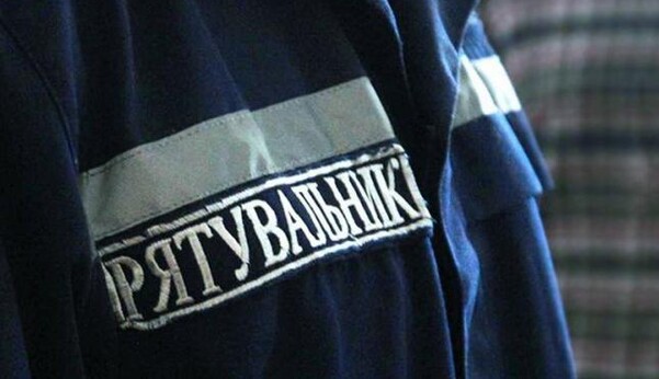 Пішли під лід: під Дніпром рятувальники витягли з річки тіла двох рибалок, фото