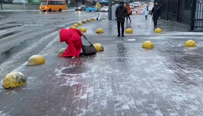 У Харкові вулиці перетворилися на крижану ковзанку, машини масово потрапляють у ДТП: фото і відео