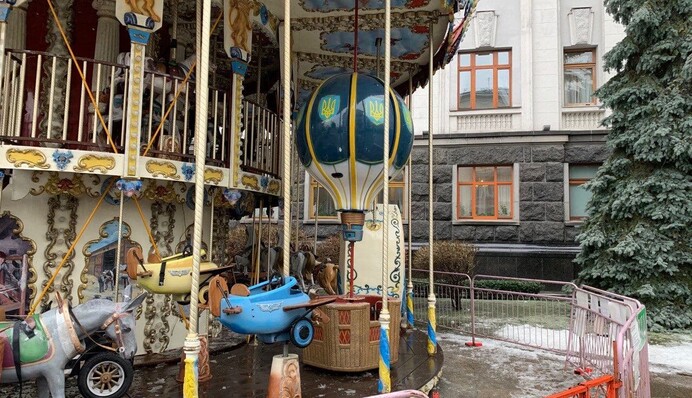 Возле Офиса президента в Киеве обустроили рождественский городок - с катком и каруселью: фото