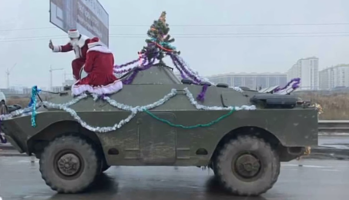 По Киеву на военном авто разъезжают Деды Морозы с елкой: фото и видео