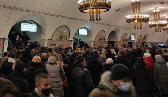 Це справжнє пекло: ексклюзивні фото та відео моторошної тисняви в метро Києва