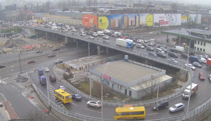 Падение столбов на Шулявском мосту в Киеве: момент ЧП попал на видео