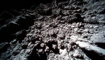 Японці показали, як виглядає речовина, доставлена з астероїда Рюгу: фото