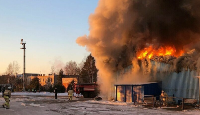 Валит столб дыма: в России вспыхнул мощный пожар в международном аэропорту, видео