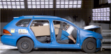 Водія в ДТП може вбити вантаж в авто: відео вражаючих краш-тестів