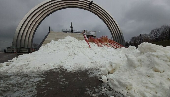 На улицах Киева внезапно появились метровые снежные сугробы: что происходит, фото